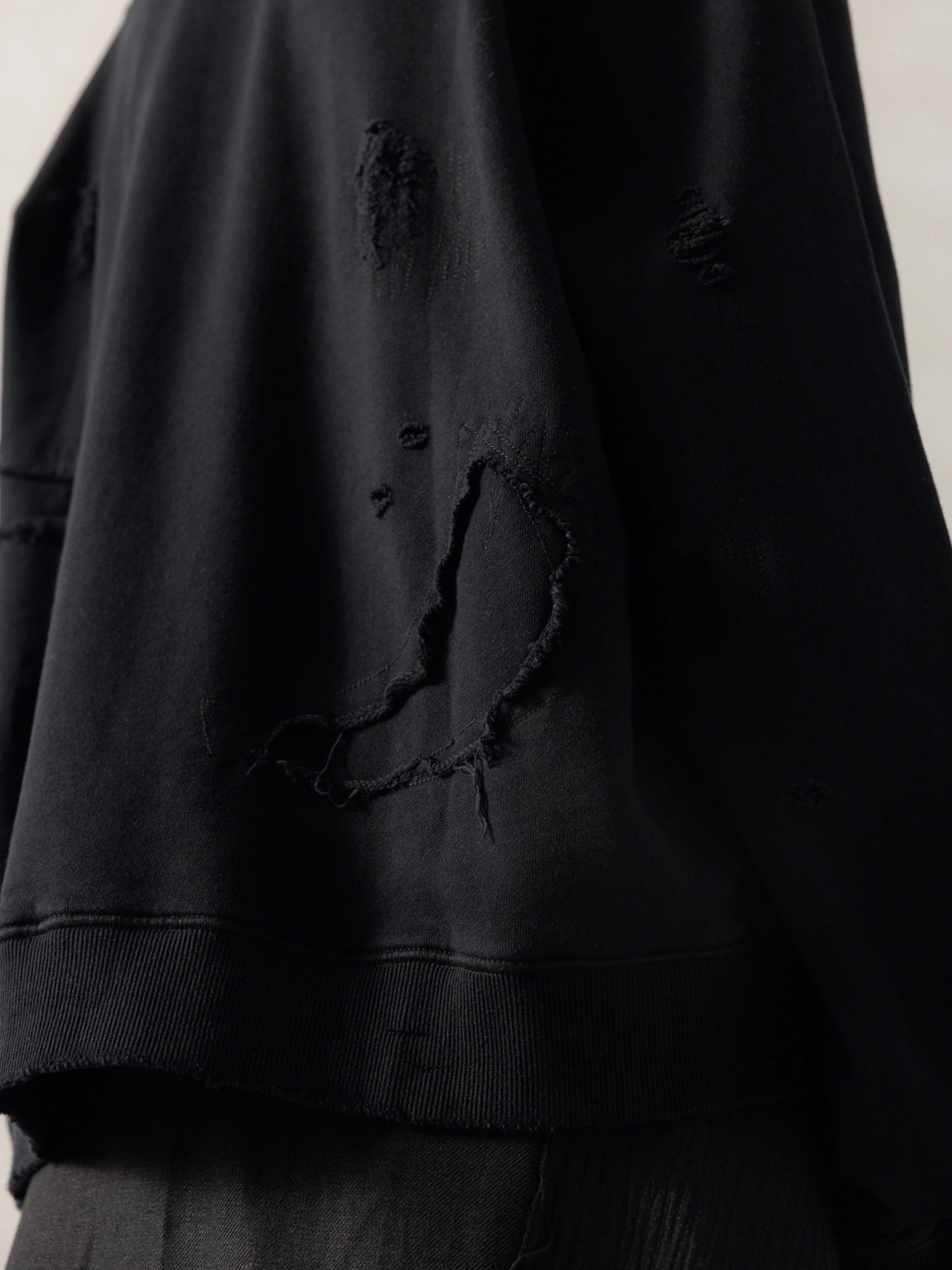 25FW｜Double V Destroyed Sweater (Black) - Image 5