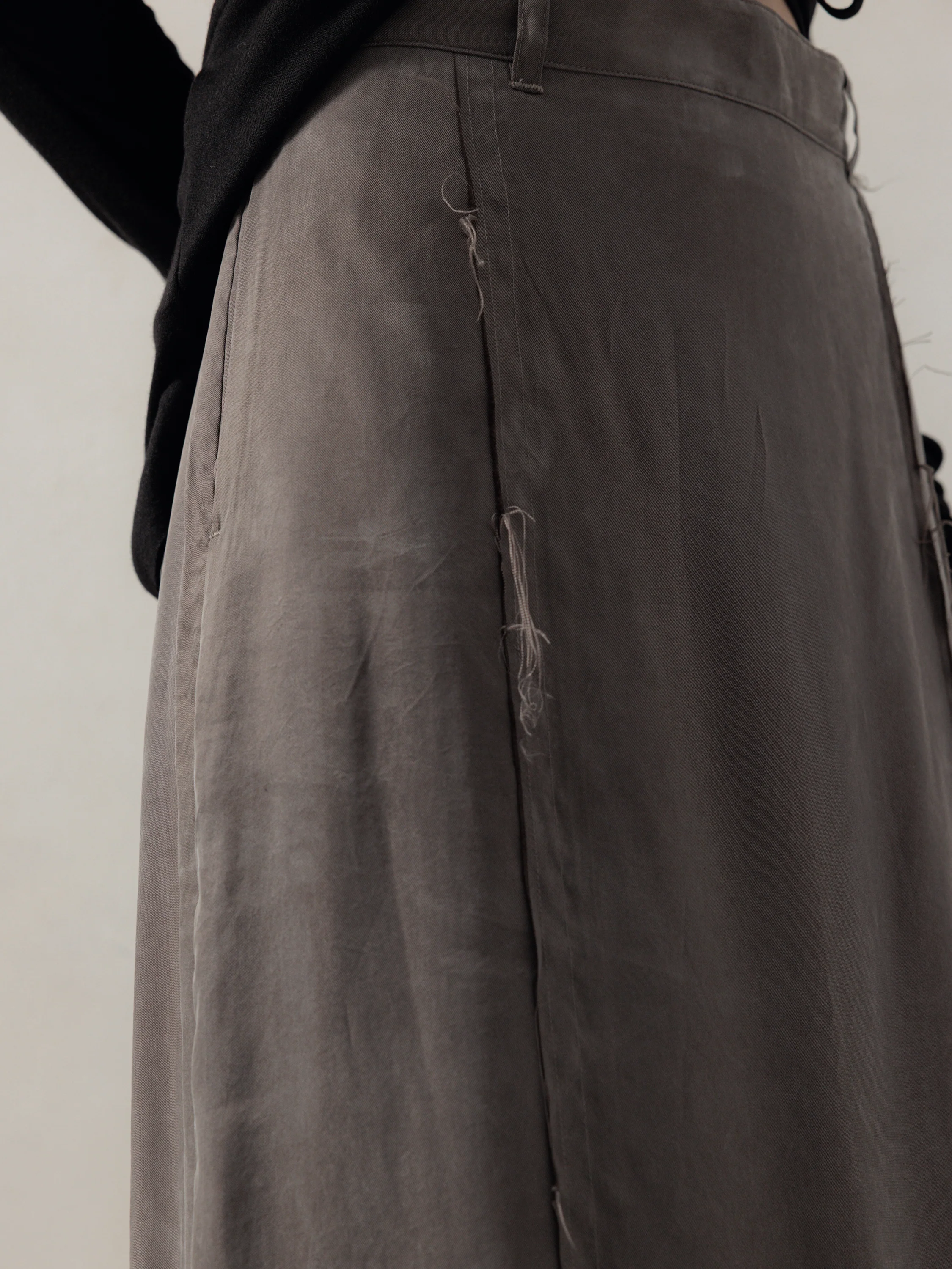 25FW WMS|Frayed Skirt (Grey) - Image 5