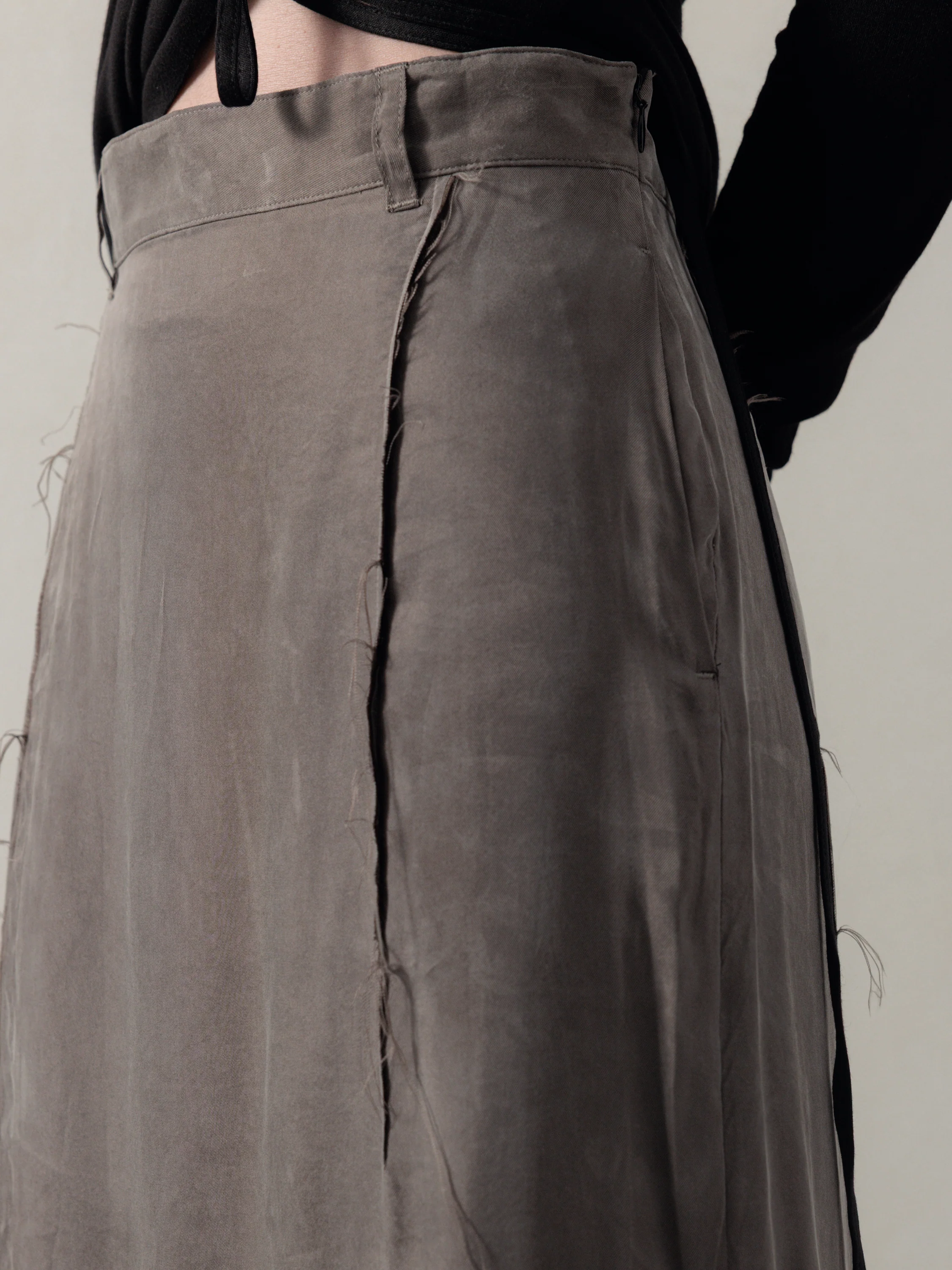 25FW WMS|Frayed Skirt (Grey) - Image 6