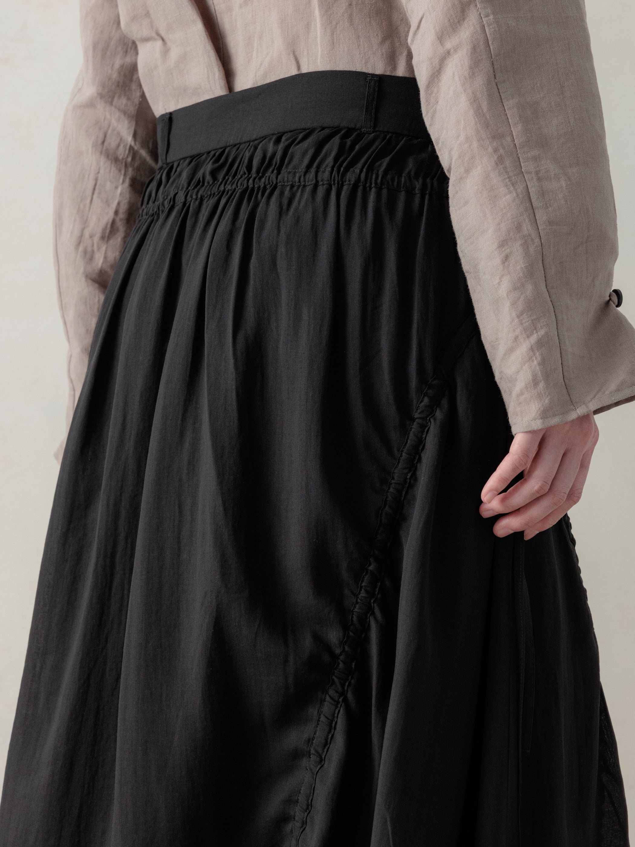 26SS WMS｜Cotton Pleated Midi Skirt (Black) - Image 4