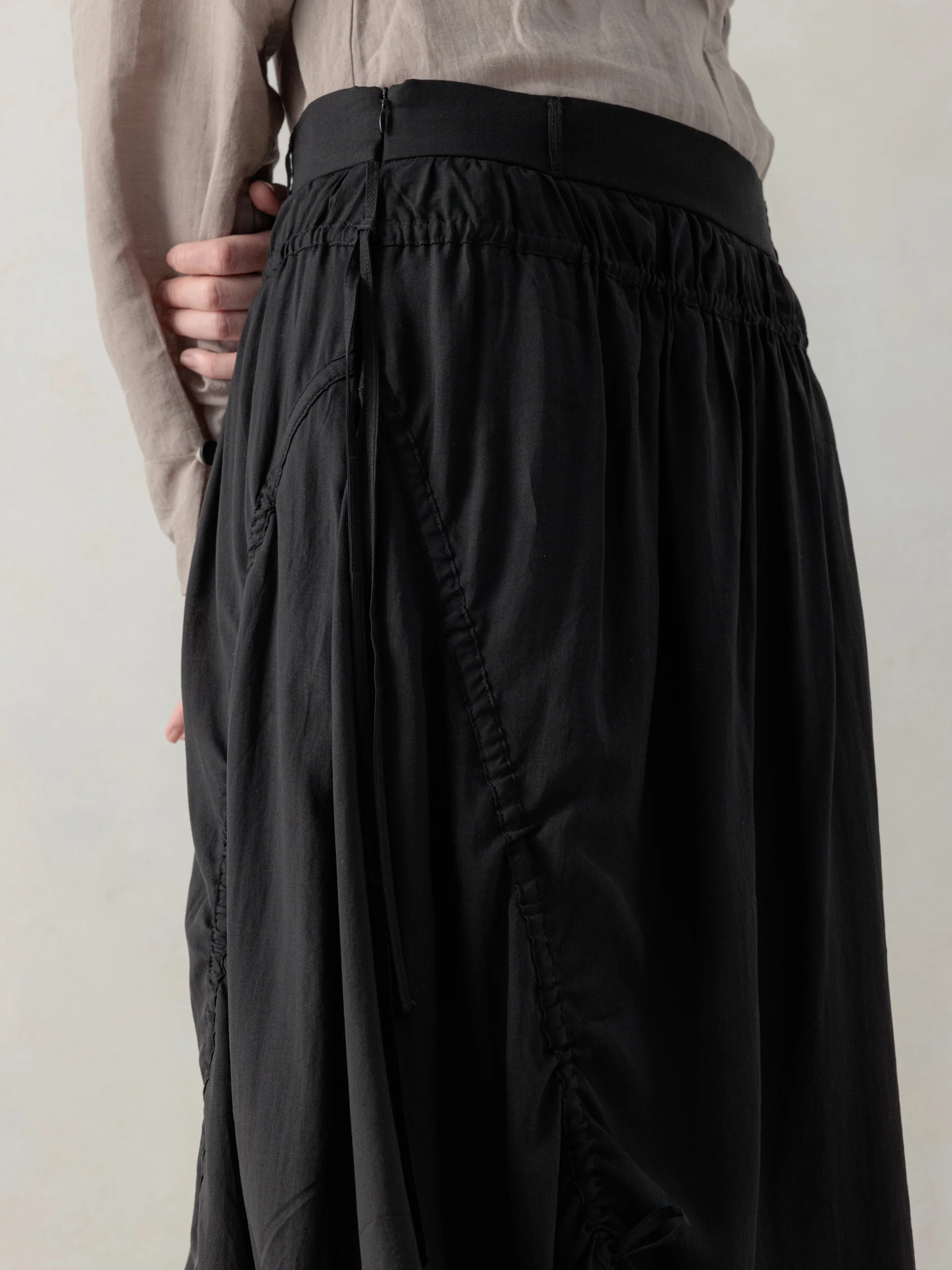 26SS WMS｜Cotton Pleated Midi Skirt (Black) - Image 7