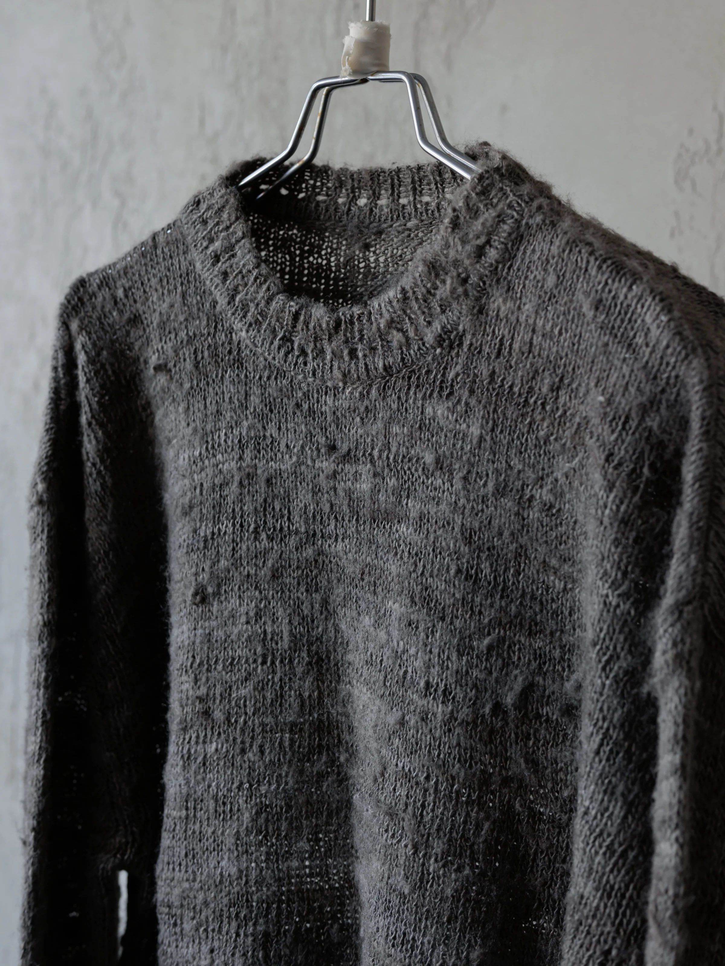 Forgotten Materials｜Tussah Silk Handspun Yarn Top (Natural Dyed Dark Grey) - Image 2