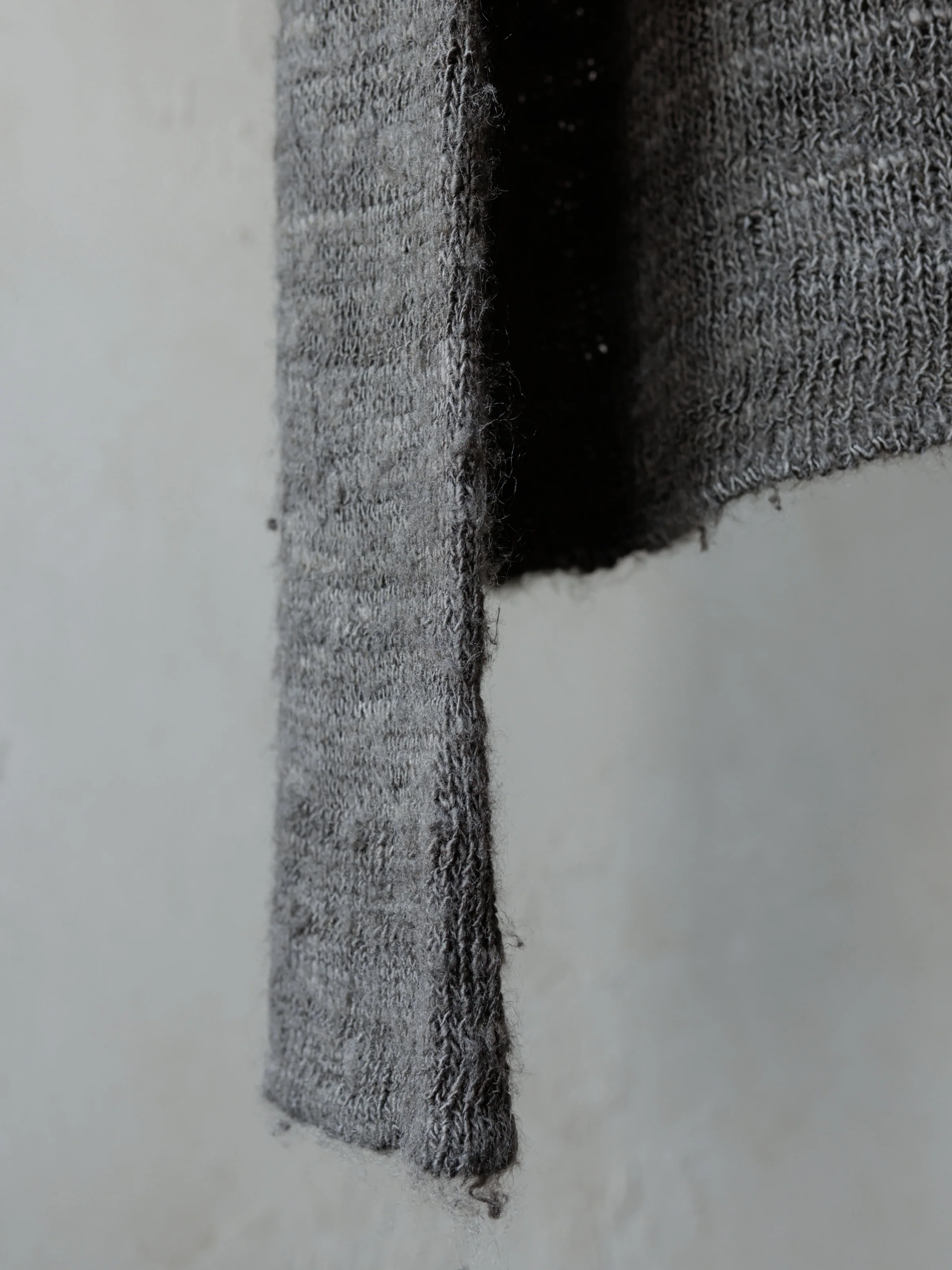 Forgotten Materials｜Tussah Silk Handspun Yarn Top (Natural Dyed Dark Grey) - Image 3