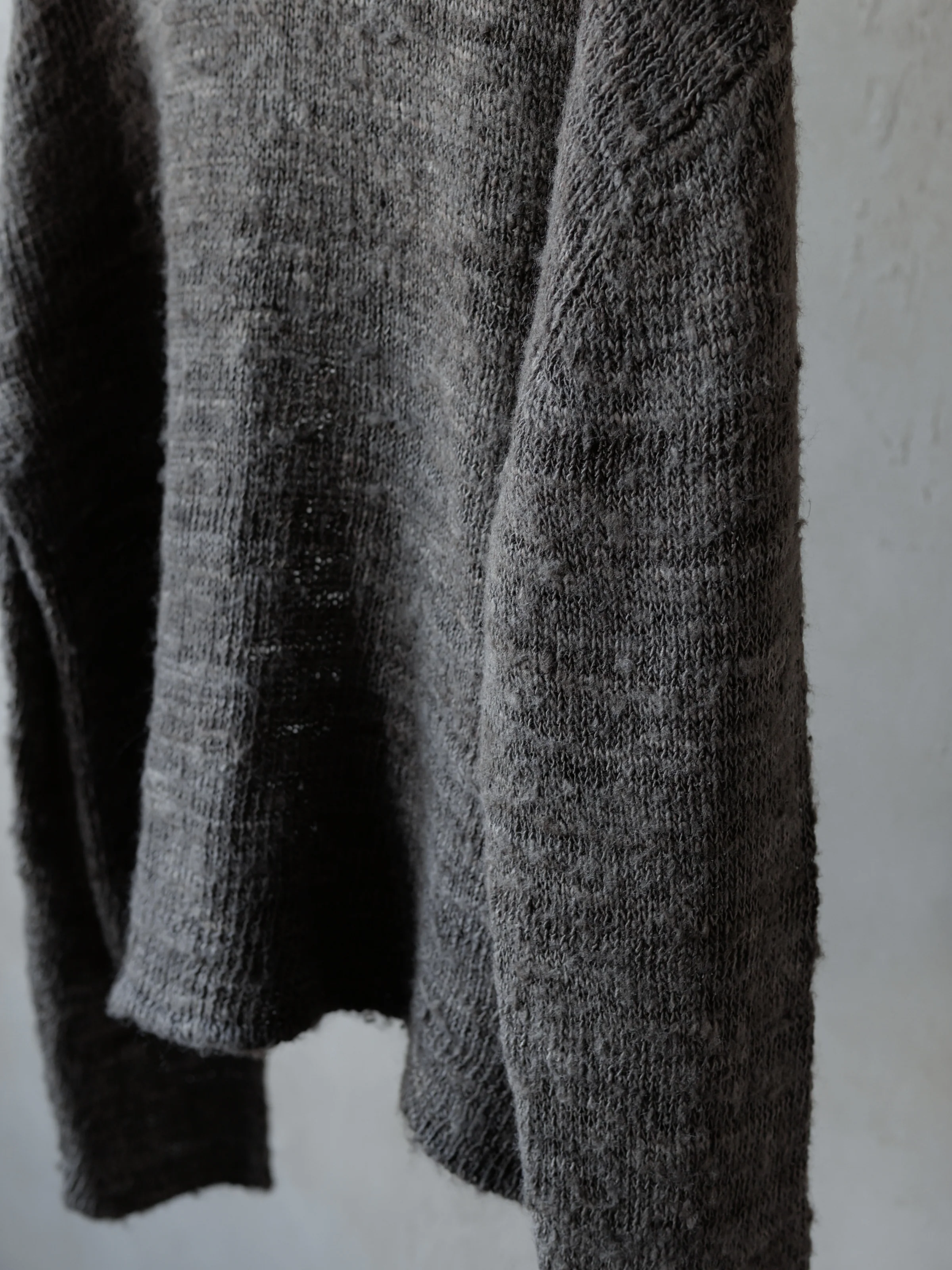 Forgotten Materials｜Tussah Silk Handspun Yarn Top (Natural Dyed Dark Grey) - Image 5